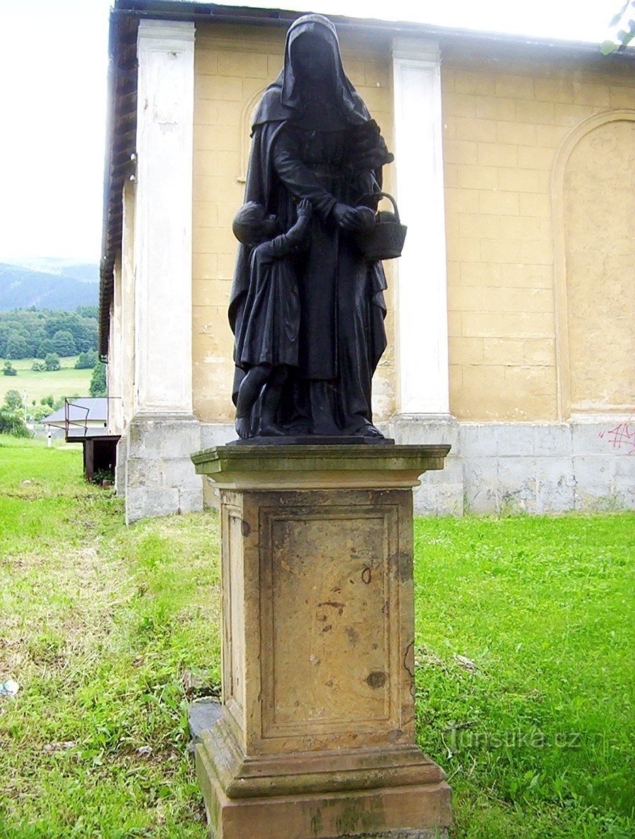 Loučná nad Desnou - скульптура Св. Єлизавети біля входу в замок - Фото: Ulrych Mir.