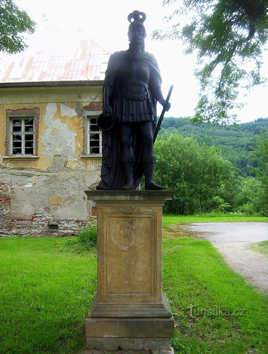 Loučná nad Desnou - escultura de San Florián a la entrada del castillo - Fotografía: Ulrych Mir.