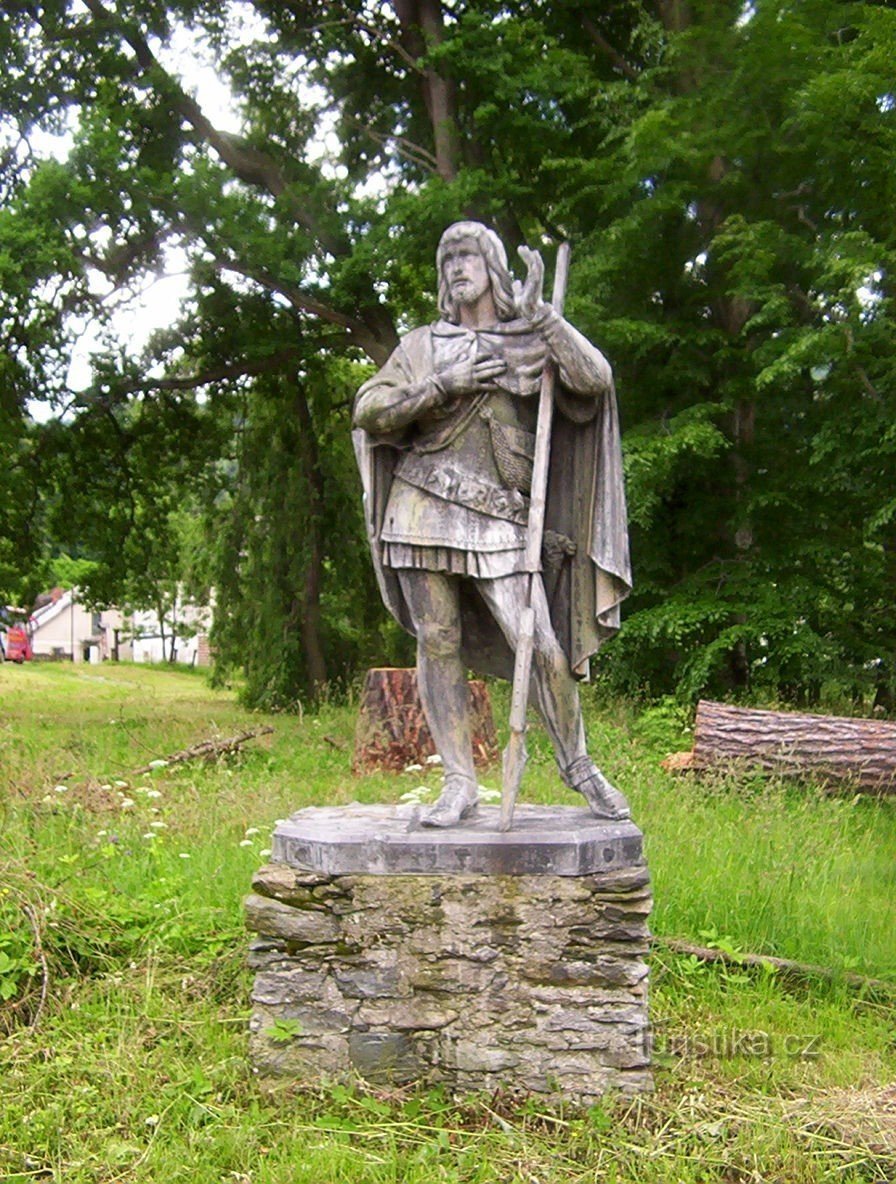 Loučná nad Desnou - sculptura Sf. Hubert din 1846 în parcul castelului - Foto: Ulrych Mir.