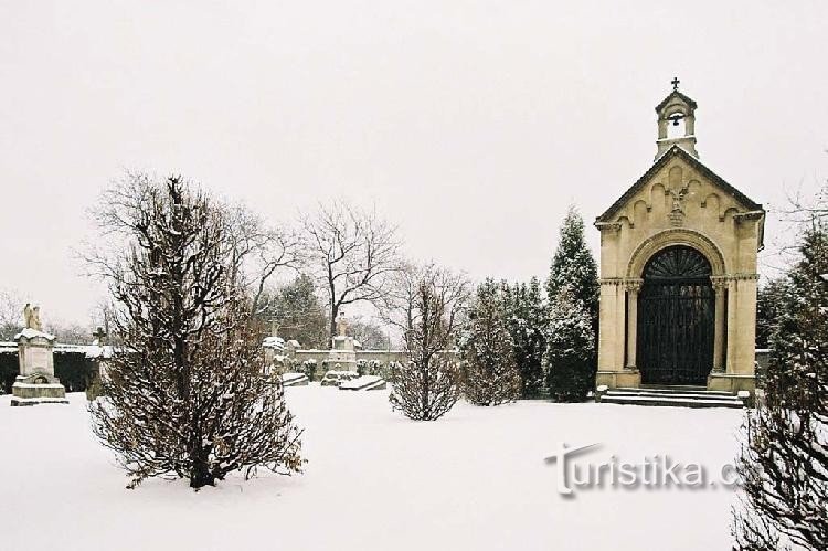 Cimetière de Loudon: Cimetière de Loudon à Bystřice pod Hostýnem, chapelle avec fresque à gauche