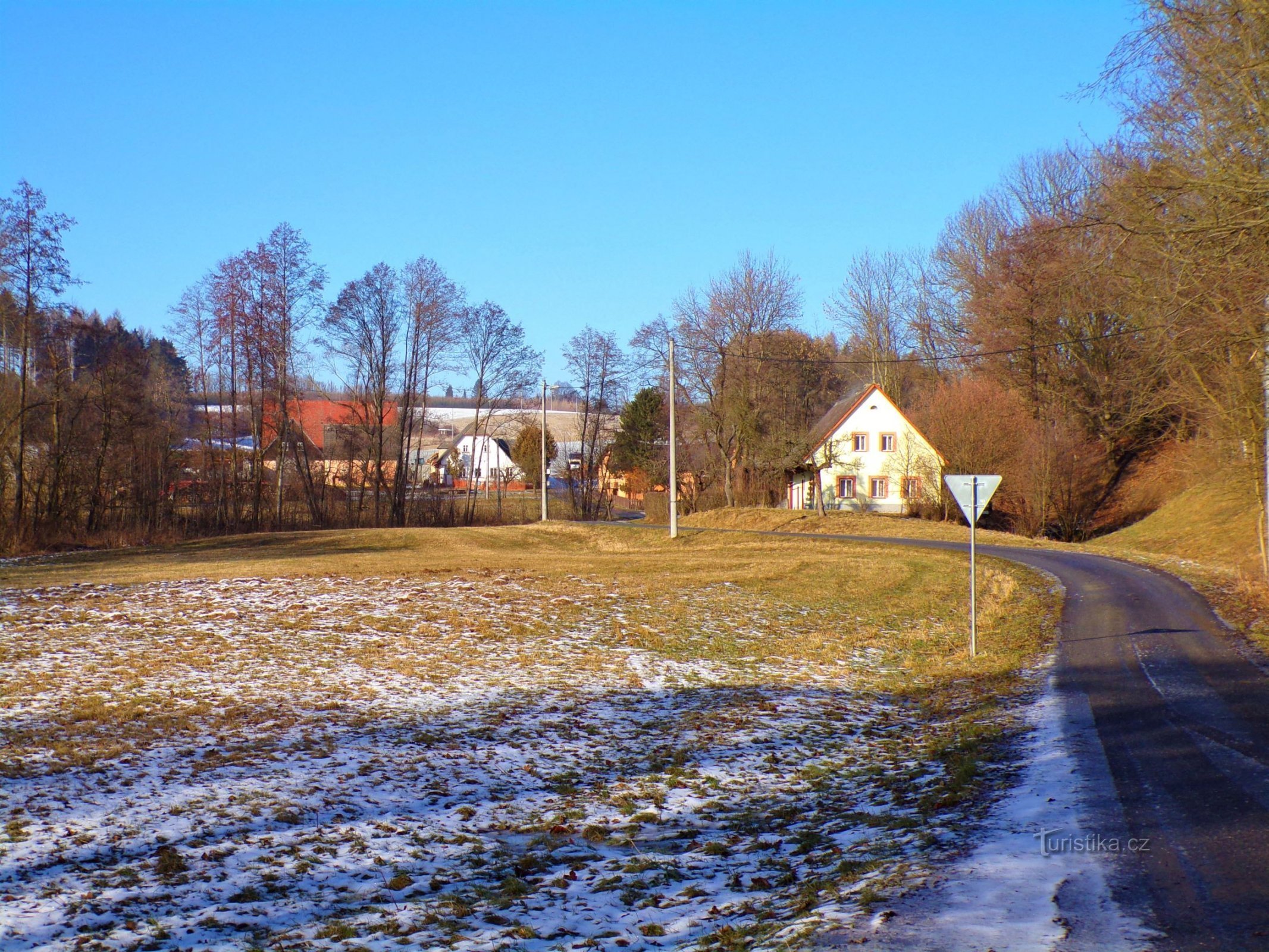Louky, kde stával mlýn čp. 50 (Mezilečí, 18.1.2022)
