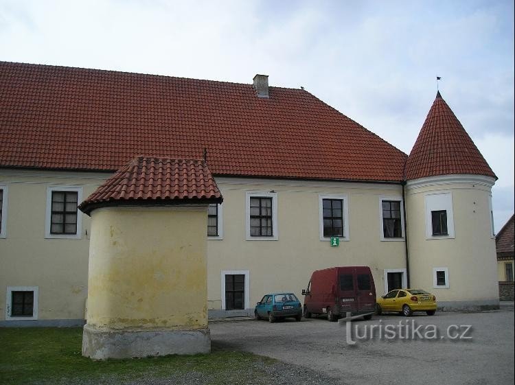 Louňovice pod Blaníkem - linna