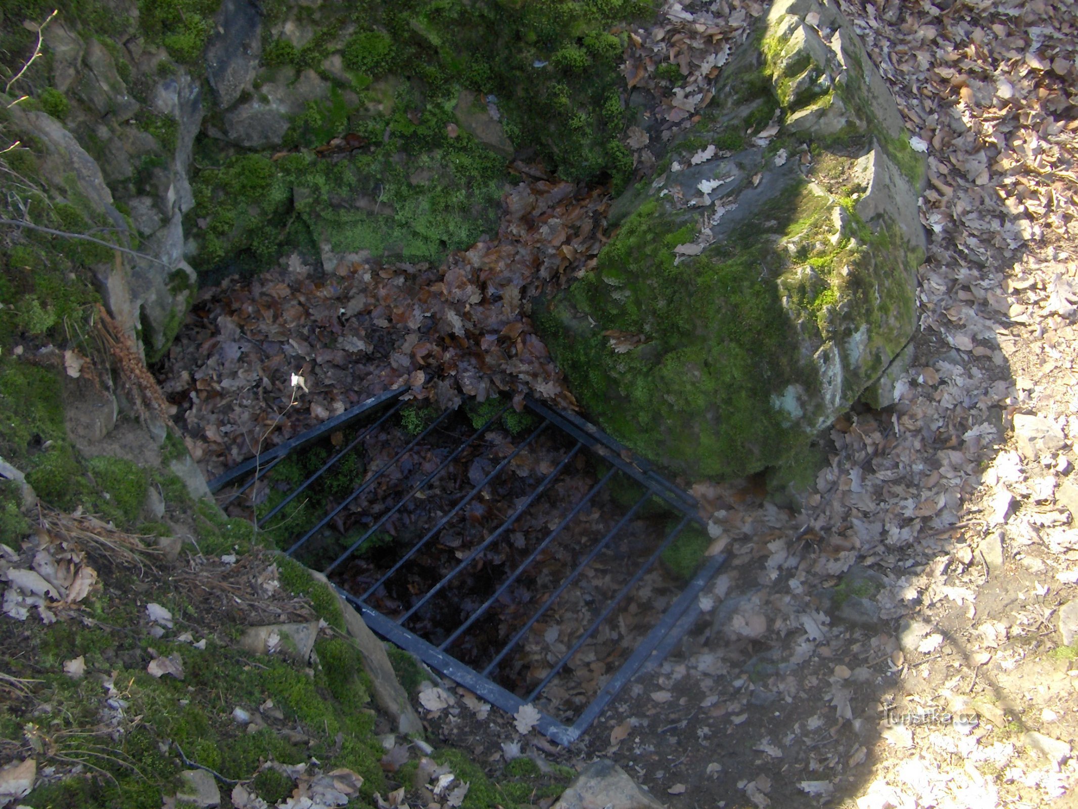 強盗の洞窟。