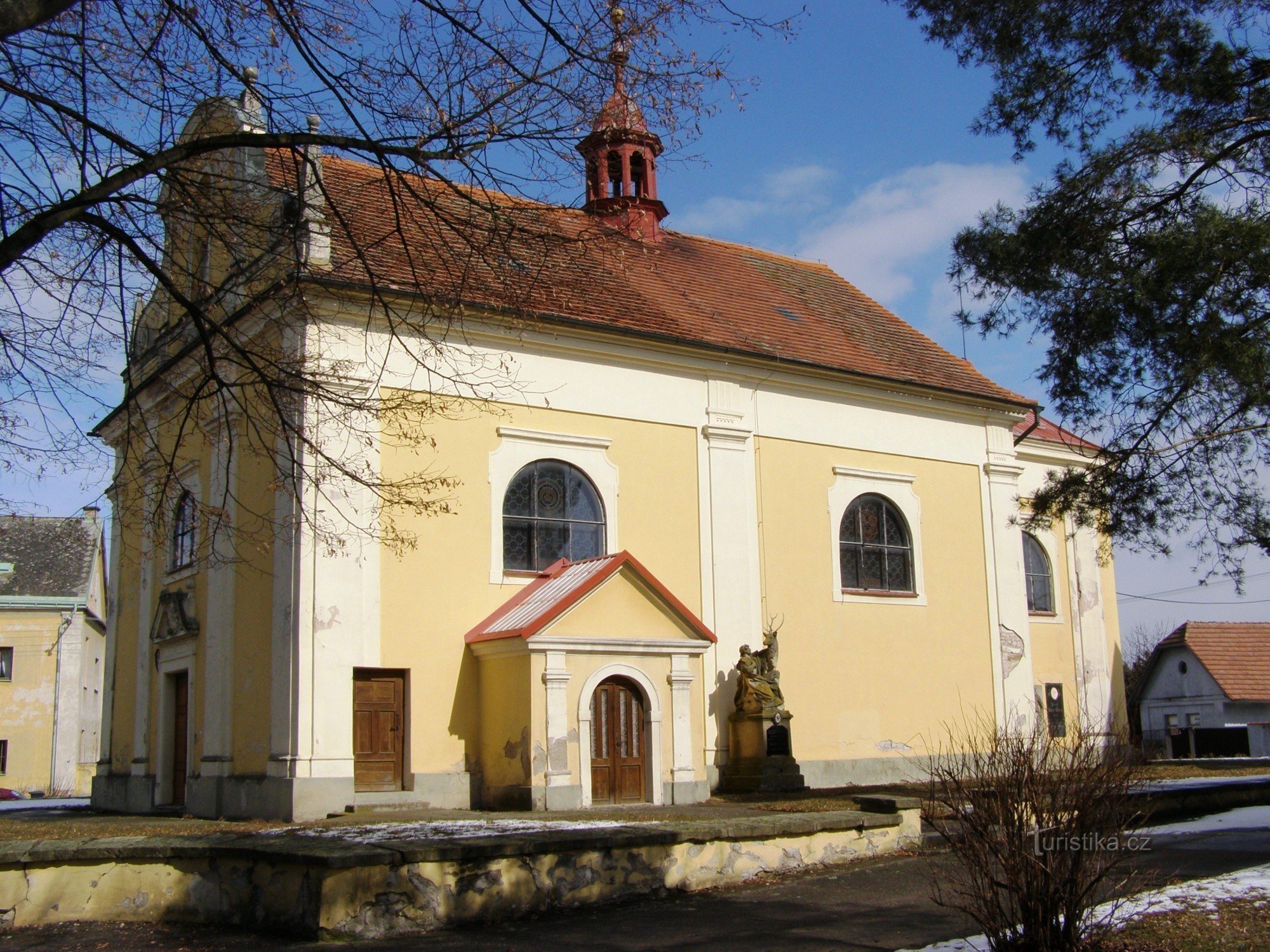 Lovčice - Nhà thờ St. Bartholomew với tháp chuông