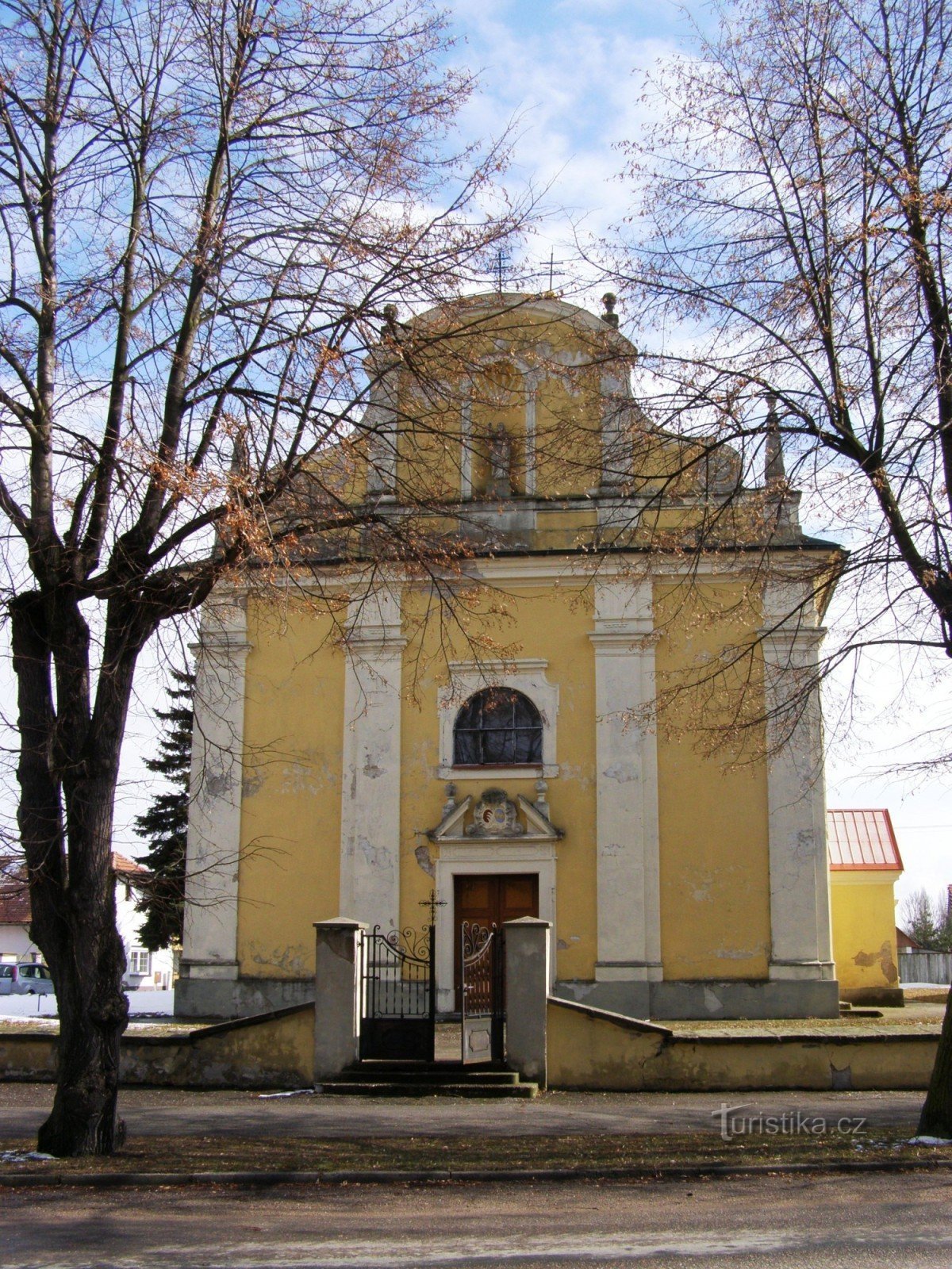 Lovčice - Nhà thờ St. Bartholomew với tháp chuông