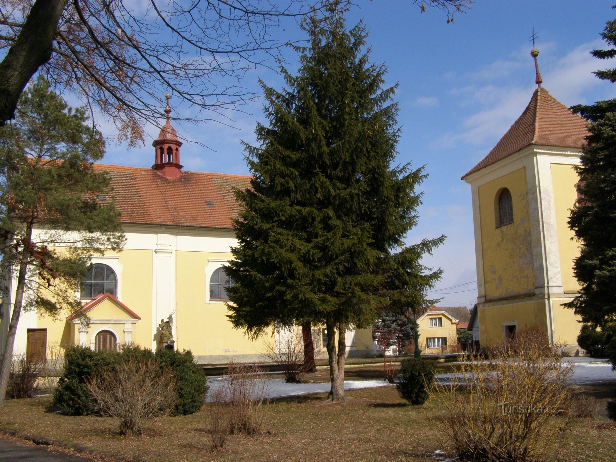 Lovčice - Kerk van St. Bartholomeus met het belfort