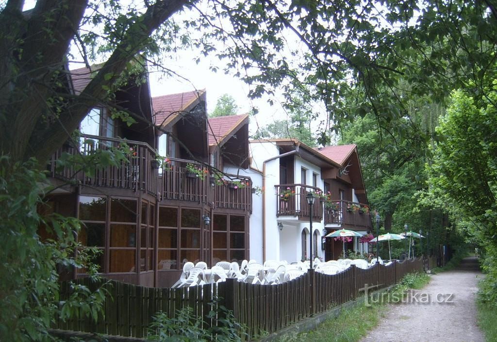 Hunting hotel Jívák、ヴルカヴァとロウチェニの間にあります。
