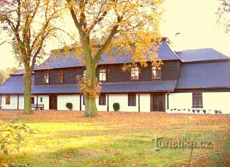 Hunting lodge: View from the park