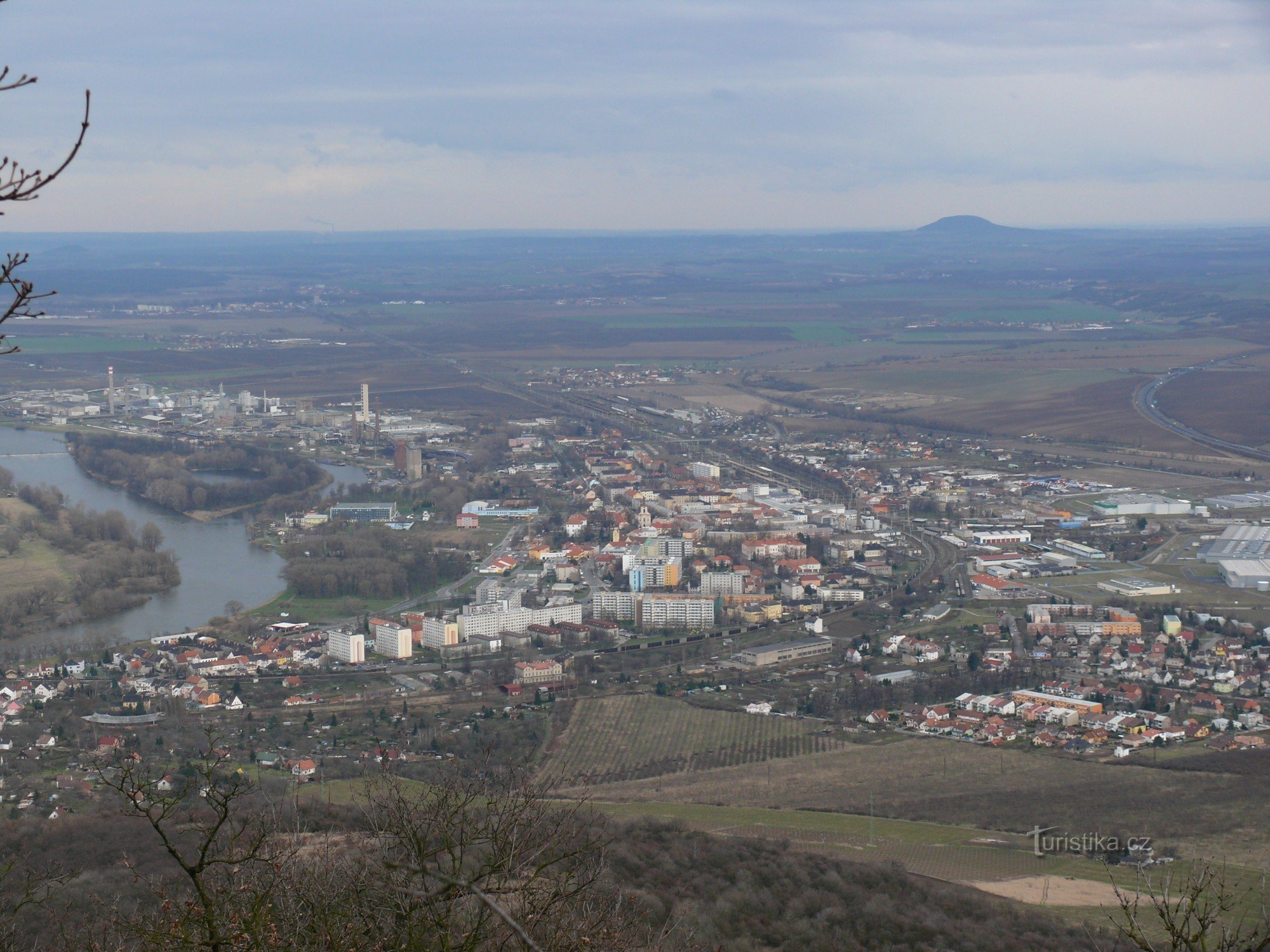 Lovoš - vista de Lovosice con el monte Říp al fondo