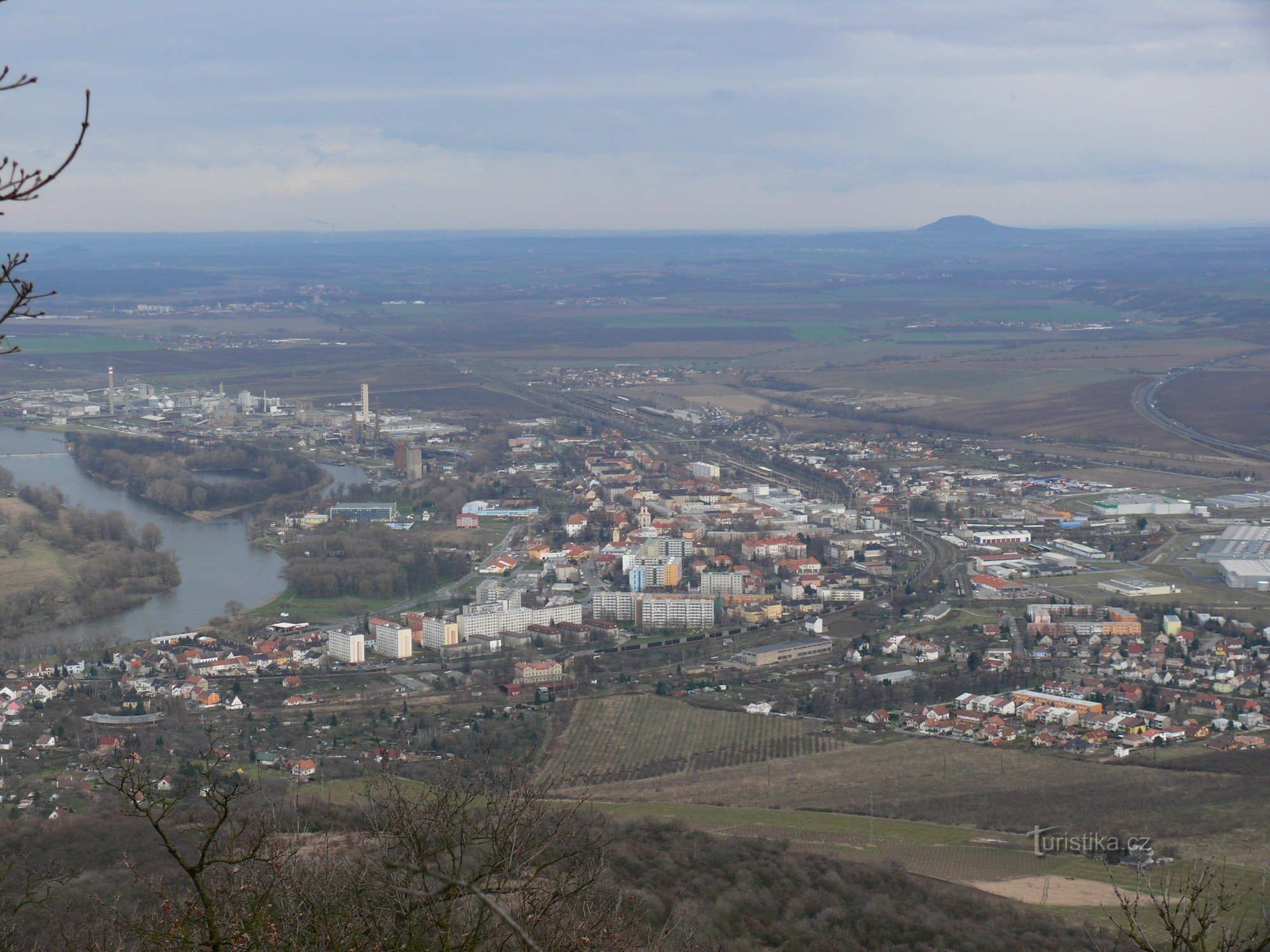 Lovoš - pogled na Lovosice z goro Říp v ozadju