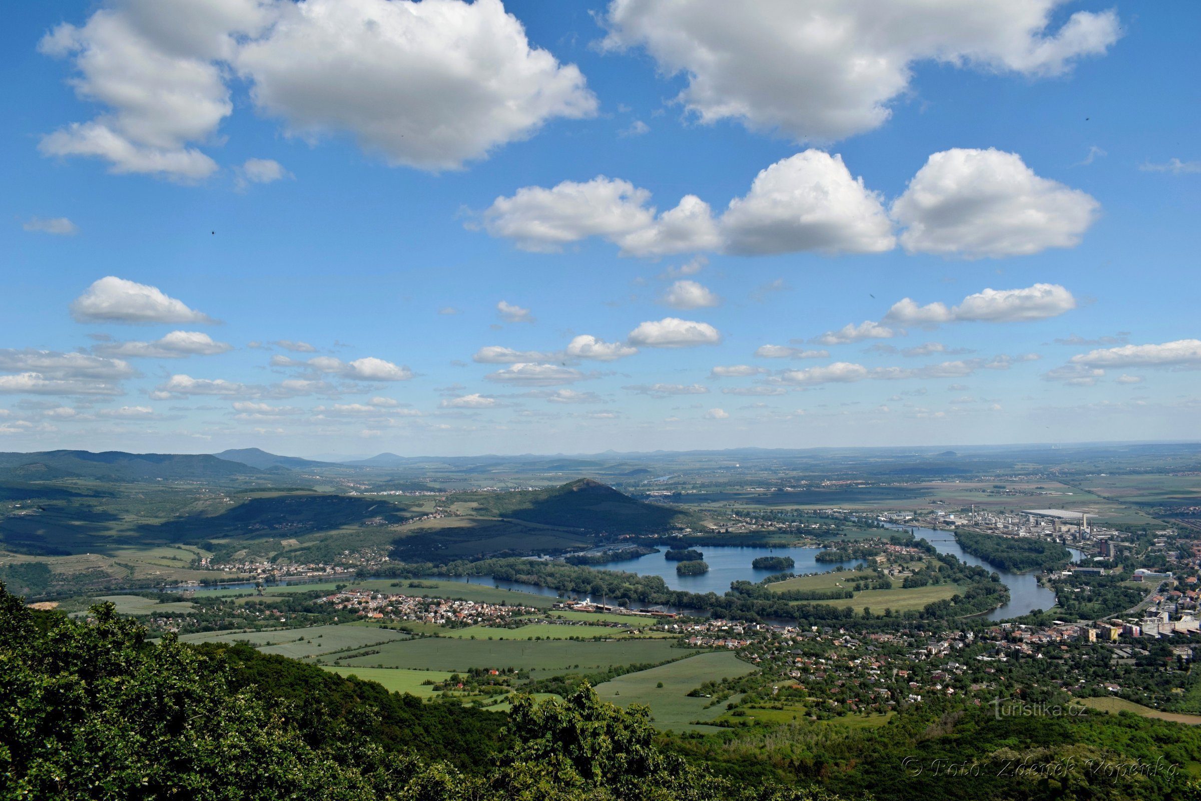 Lovosice och sjön Žernoseck.