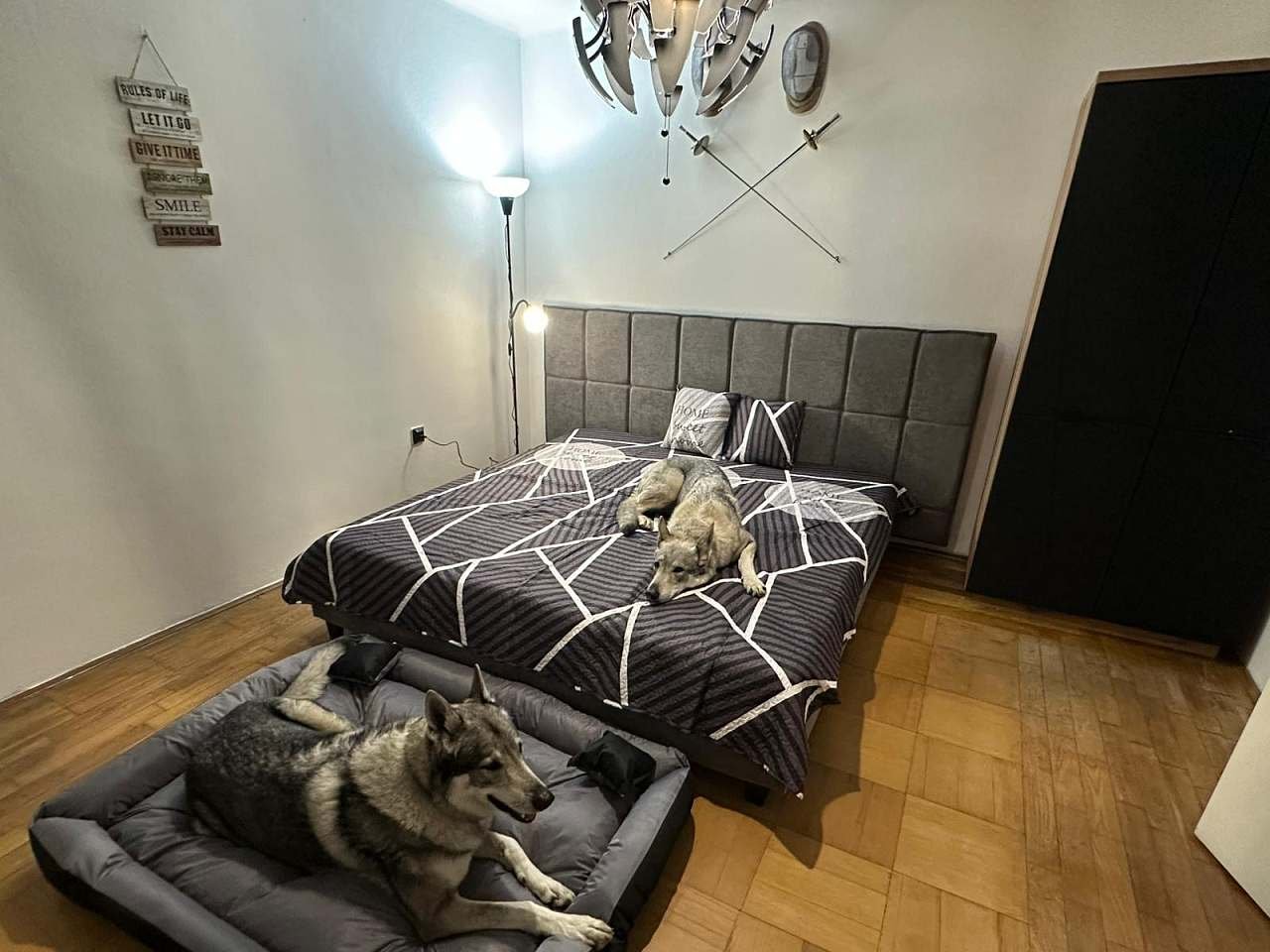 Ložnice s manželskou postelí