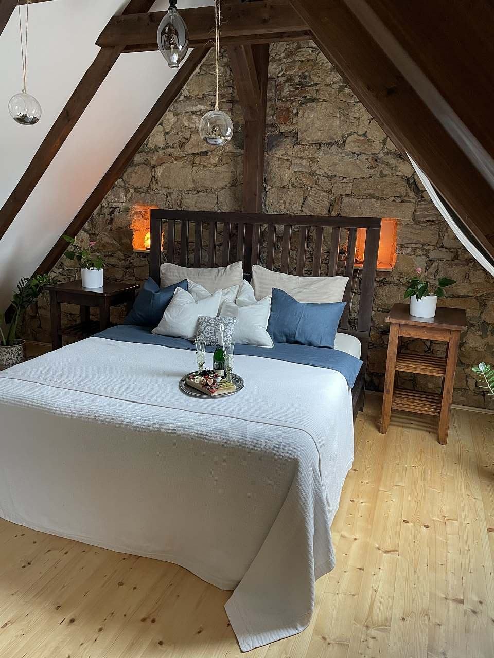 Ένα υπνοδωμάτιο με μεγάλο πολυτελές κρεβάτι από μασίφ ξύλο και ιατρικό στρώμα επιλογής