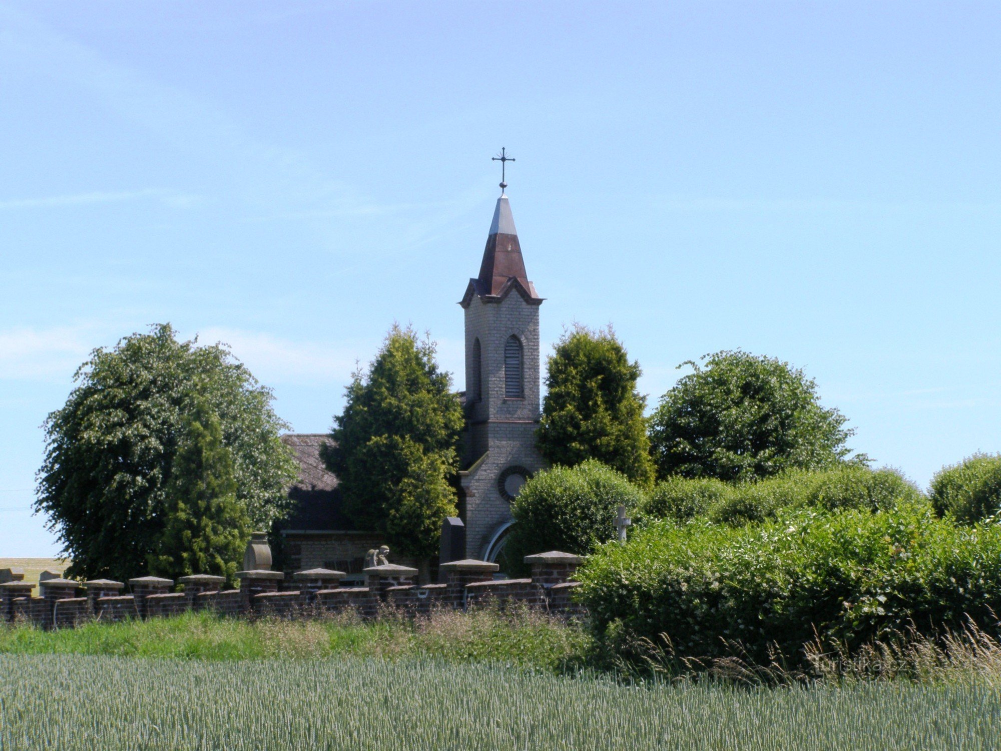 Lubno - 村庄后面的小教堂