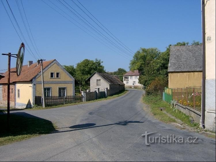 Dorf Lučiště: Straße nach Příkosice und Mirošov