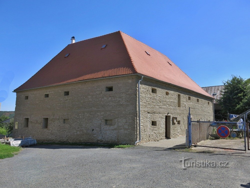Людержов - амбар в стиле барокко (крепость)