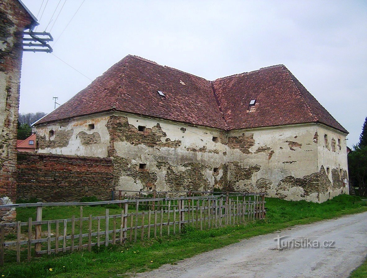 Людержовская крепость, превращенная в зернохранилище. Фото: Юльрих Мир.