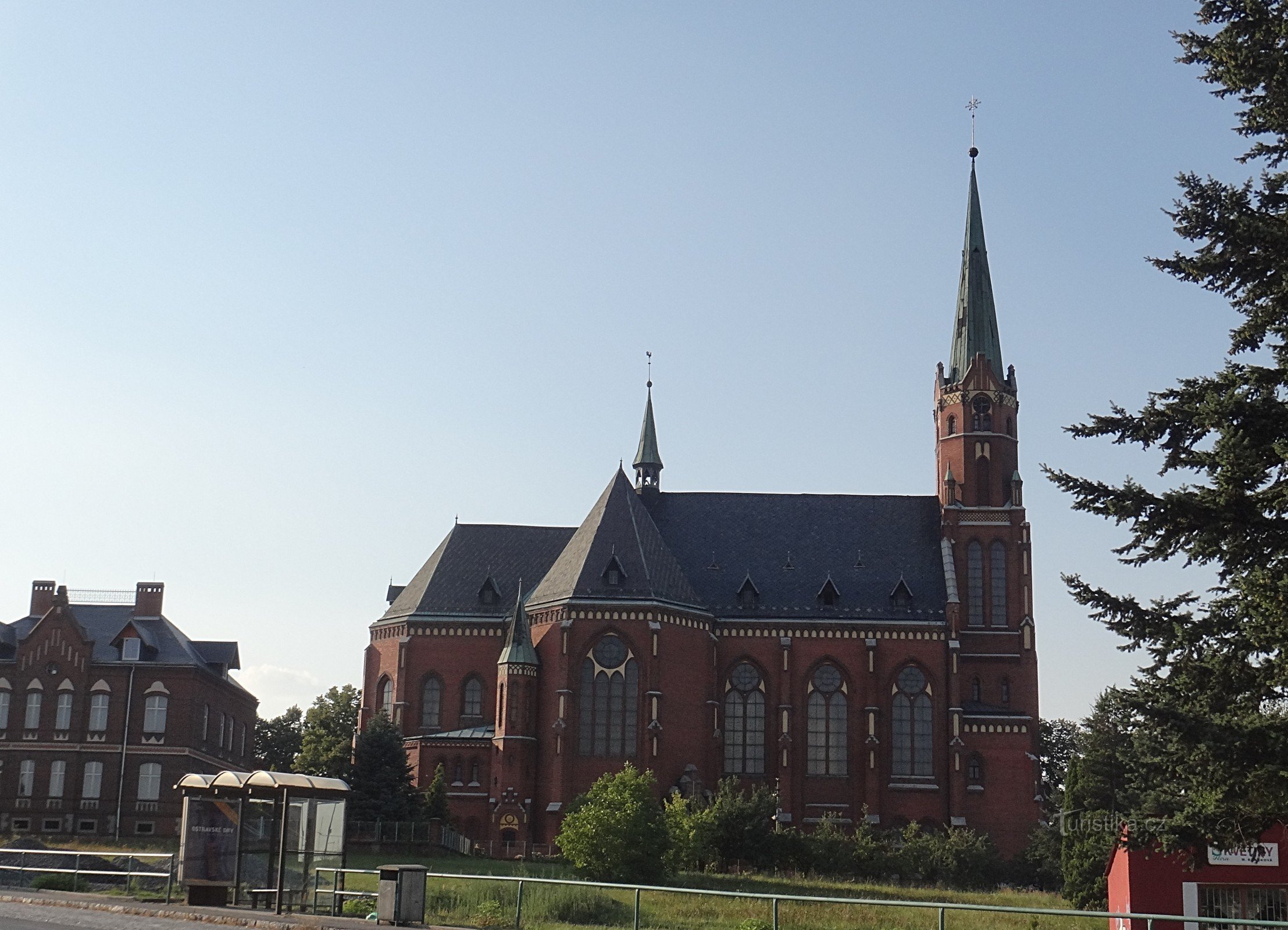 Ludgeřovice Kirche St. Nikolaus' Seitenansicht, links das Pfarrhaus