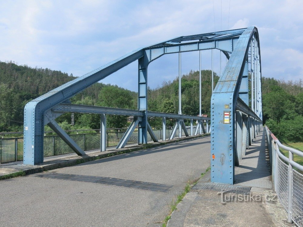 Luh u Skryjí (Skryje) - puente de carretera sobre Berounka