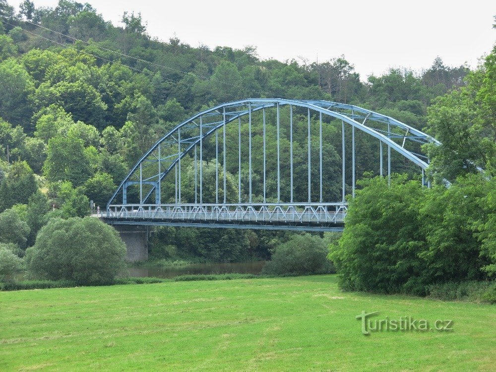 Luh u Skryjí (Skryje) - pont routier sur Berounka