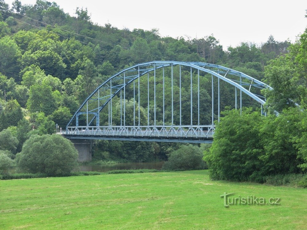 Luh u Skryjí (Skryje) - ponte rodoviária sobre Berounka