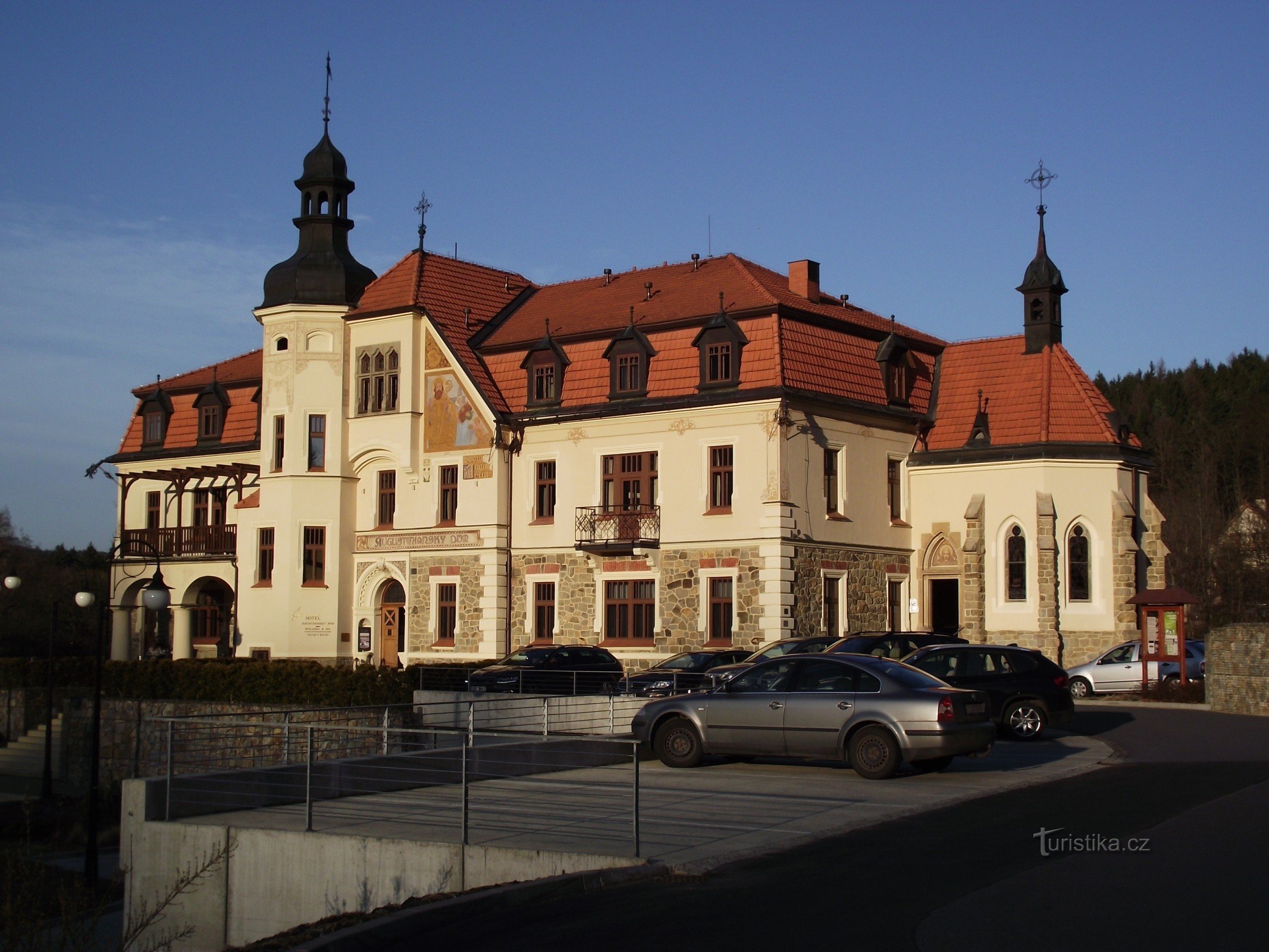 Luhačovice - dom augustianów