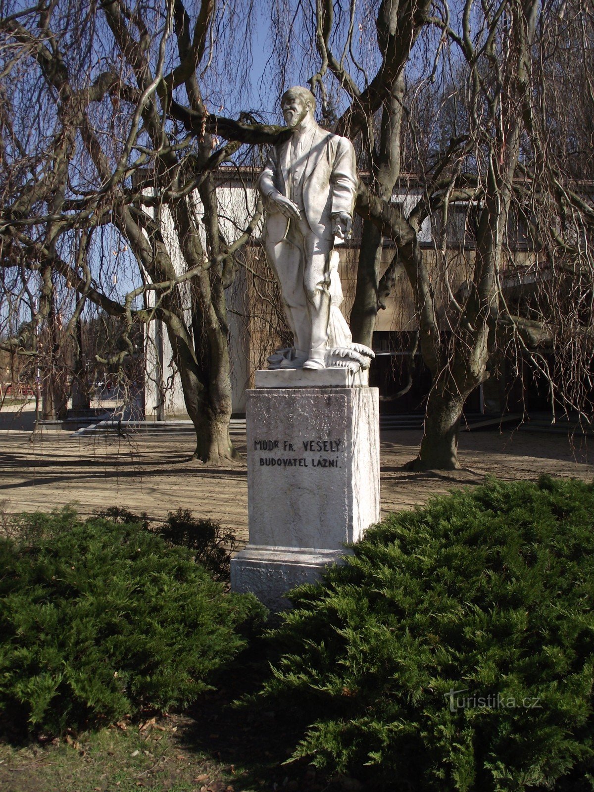 Luhačovice - monument med en staty av MUDr. František Vesely