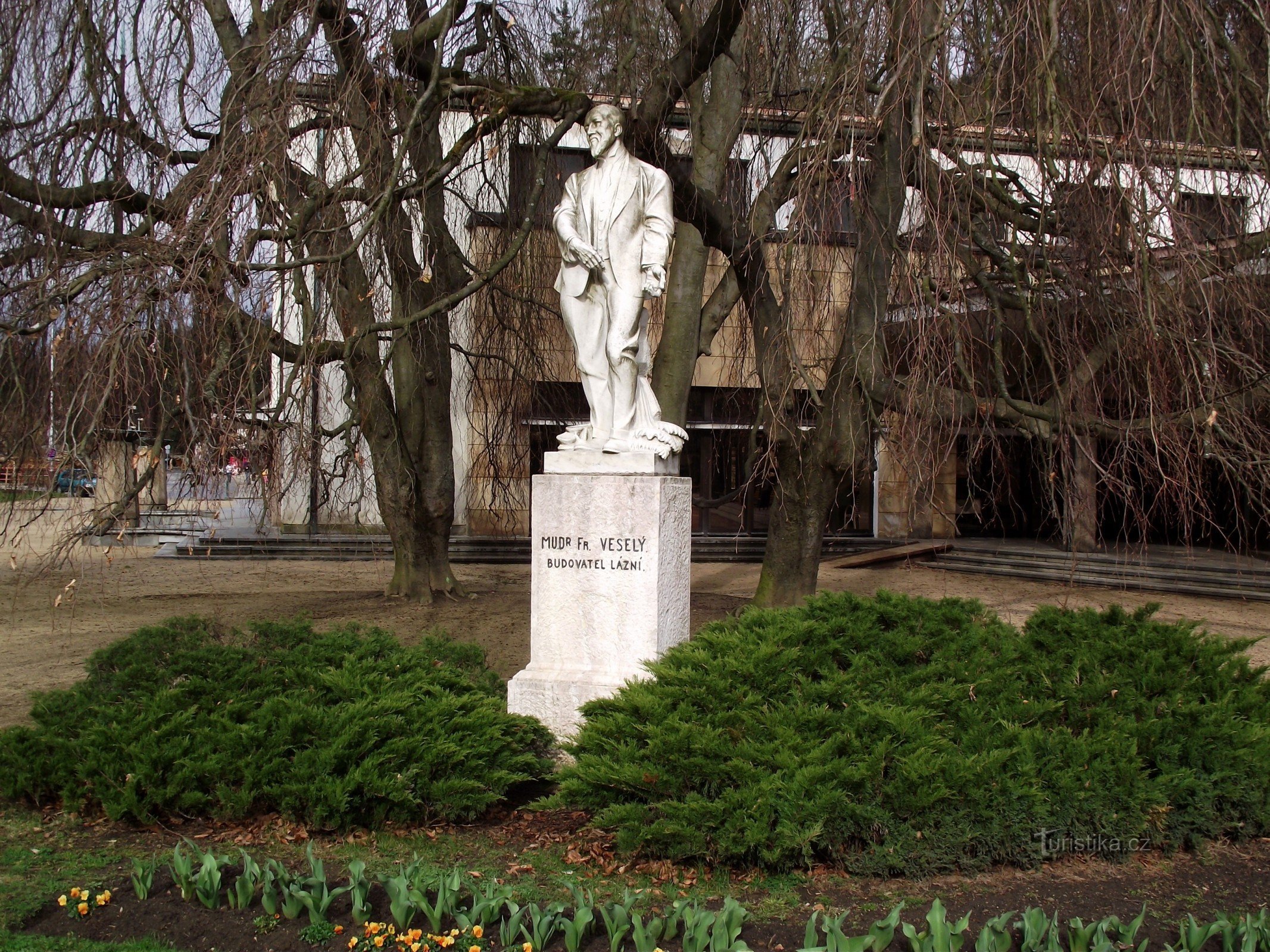 Luhačovice - monumento com uma estátua de MUDr. František Vesely