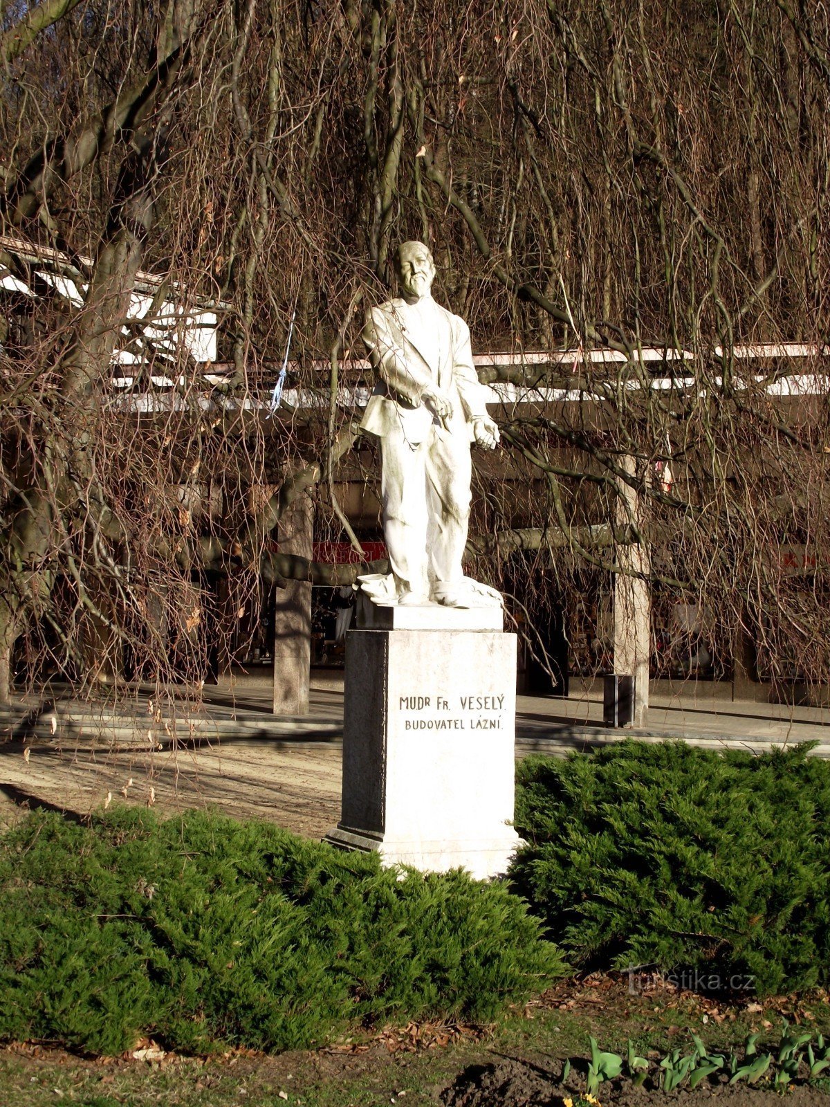 Luhačovice - monument med en staty av MUDr. František Vesely