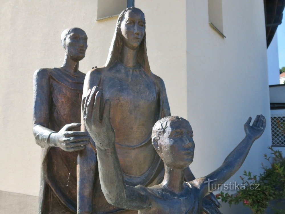 Luhačovice - estátua de St. Famílias