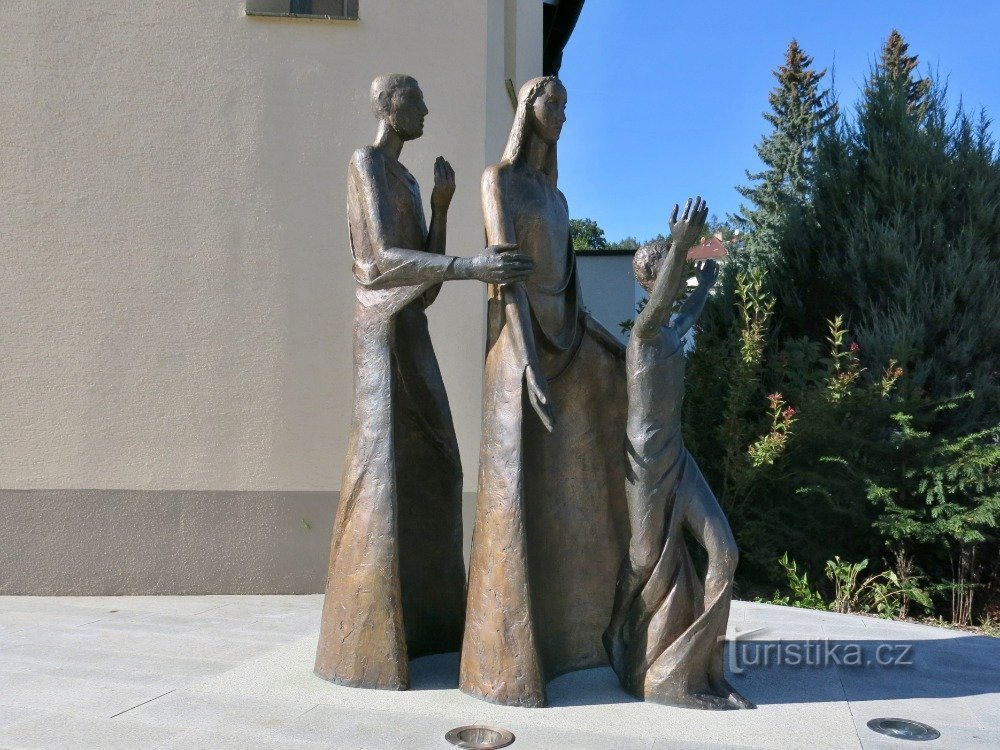 Luhačovice - estátua de St. Famílias