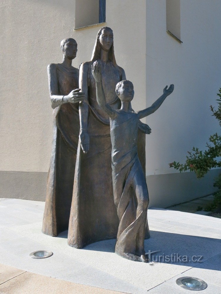Luhačovice - bức tượng của St. Các gia đình