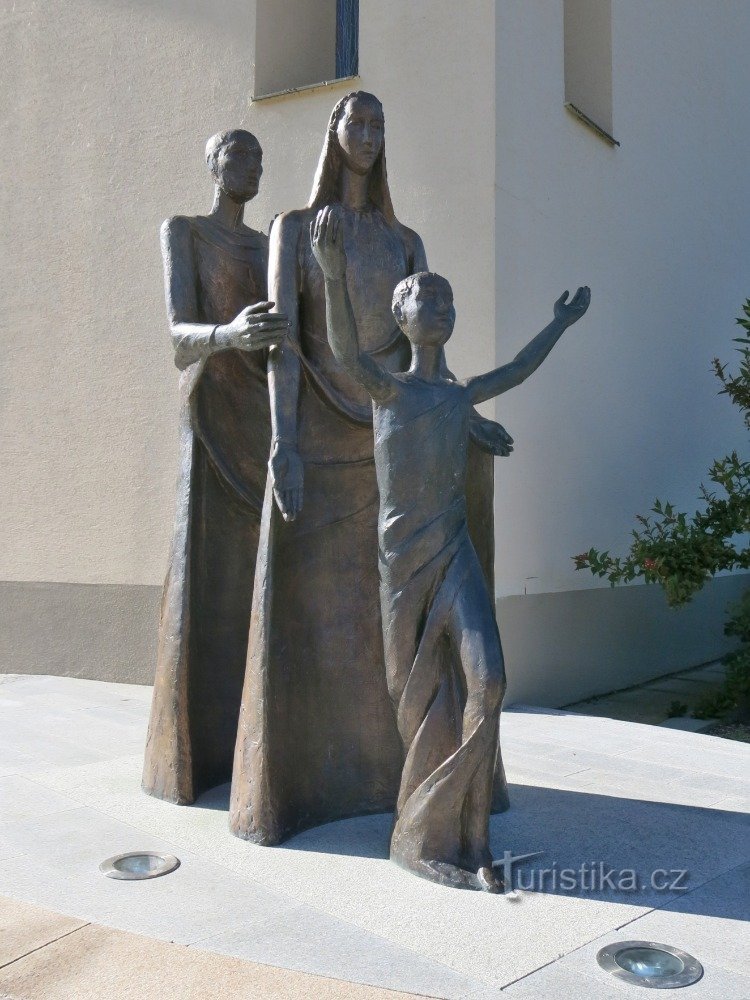 Luhačovice - estatua de St. Familias