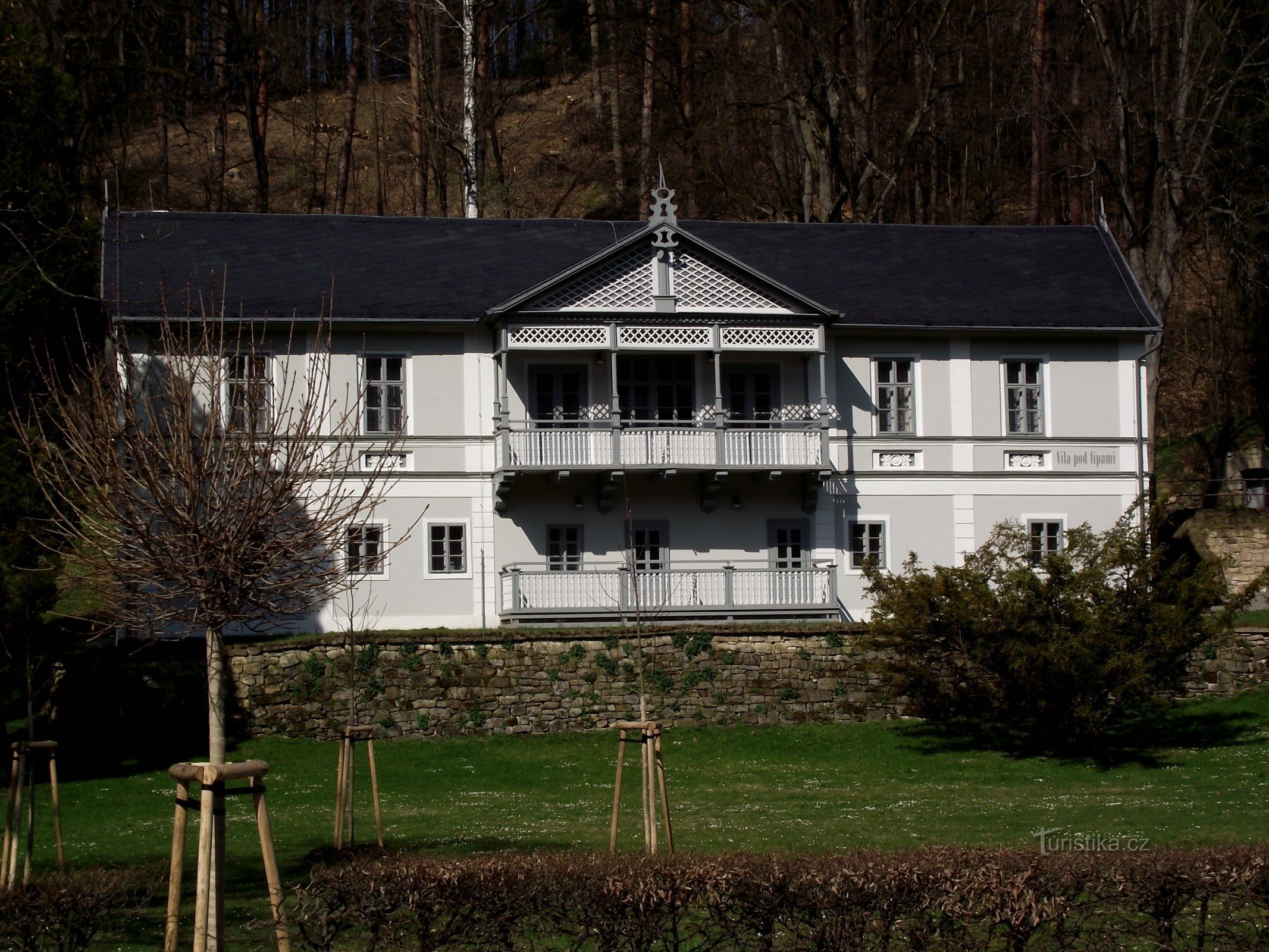 Luhačovice - villa Lipová (múzeum, villa a hársfák alatt)