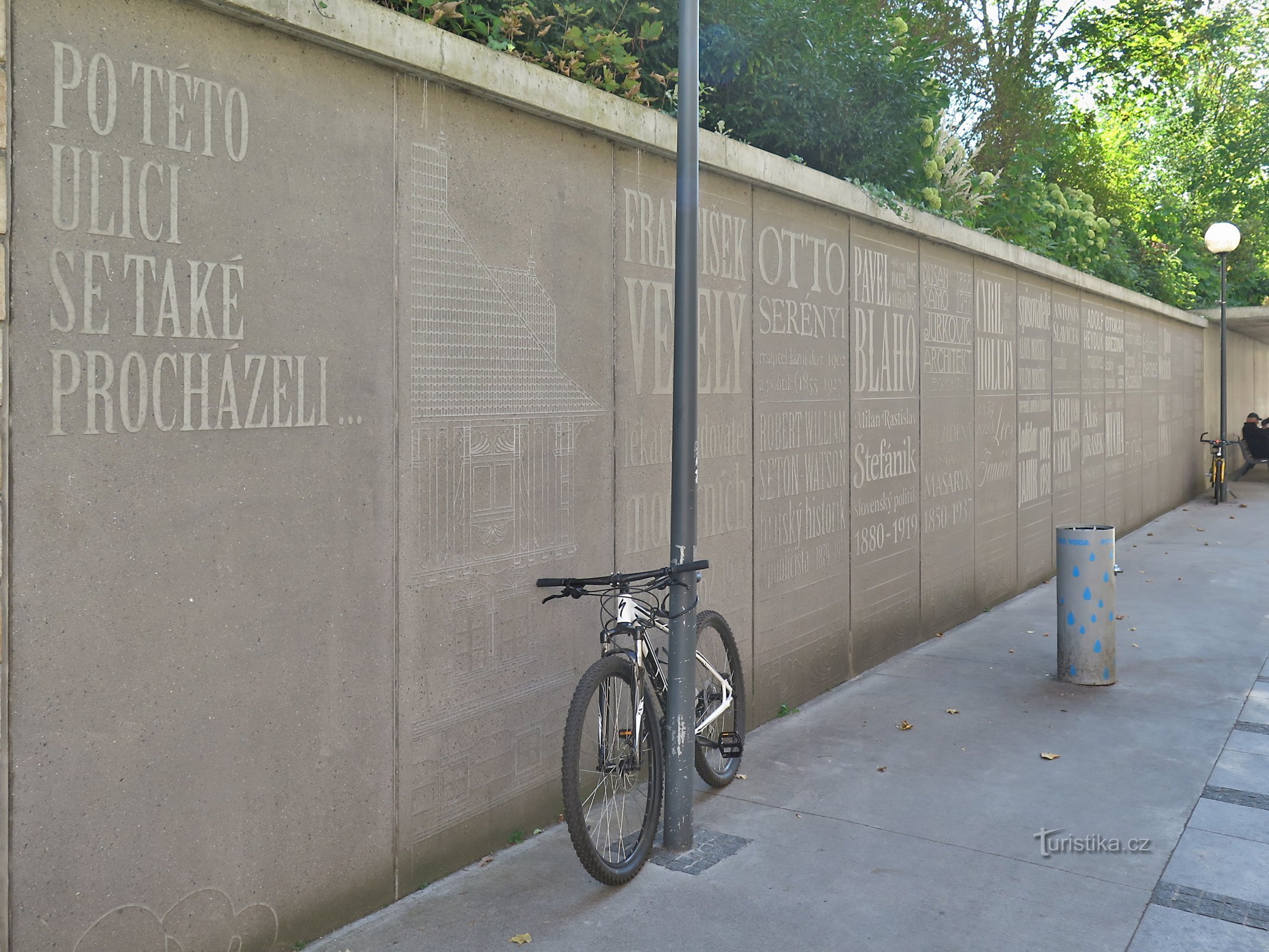 Luhačovice - Le mur d'honneur, ou des personnages célèbres ont également marché le long de cette rue...