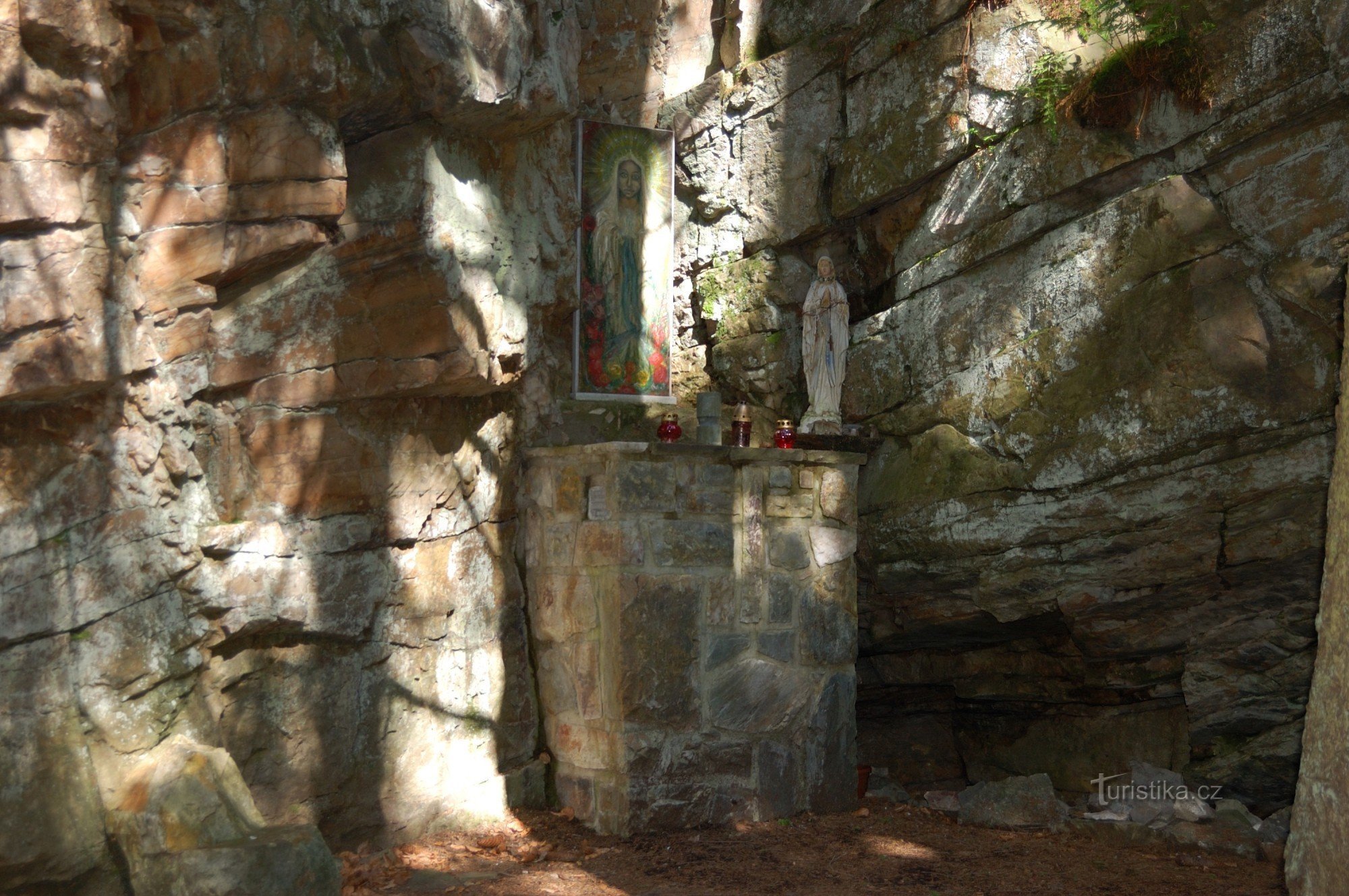 Lourdes grotta - altare