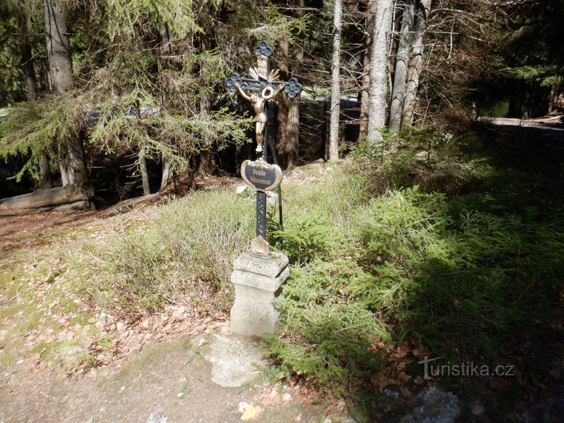 Lourdes in de bossen van Šumava verborgen en bekleed met glas (Hauswald-kapel)