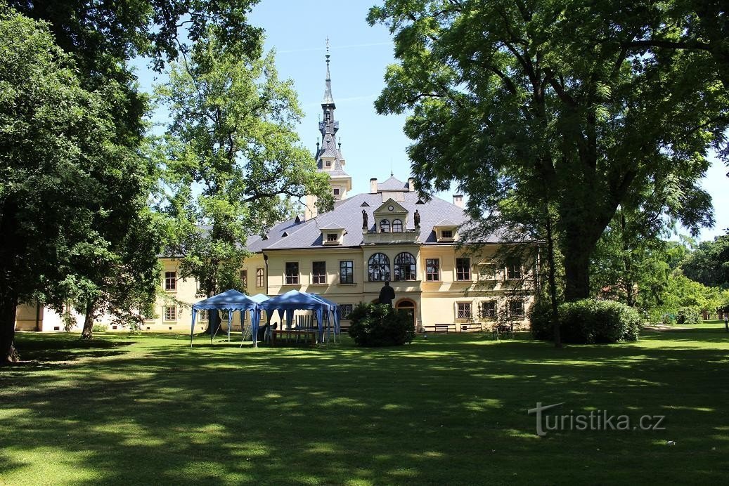 Lužany, utsikt över slottet från parken