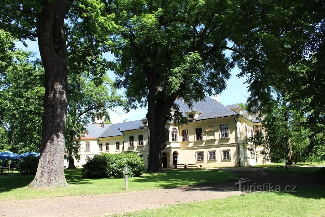 Lužany, château