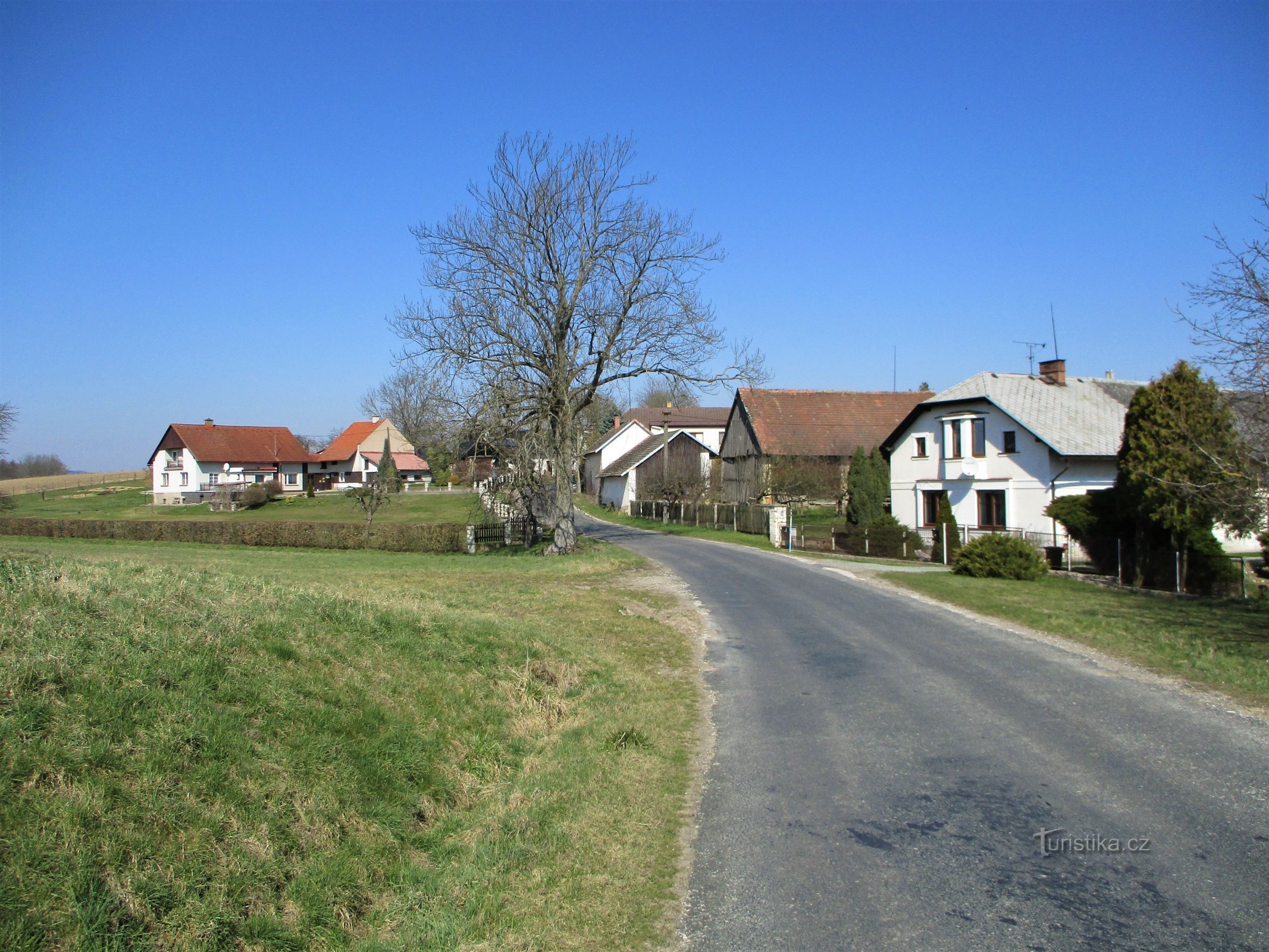 Lužany von der Straße aus Račice nad Trotinou