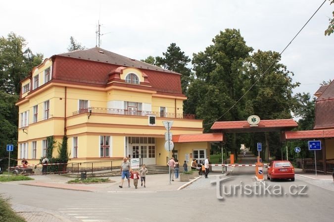 Luže - budynek wejściowy centrum leczenia Hamza