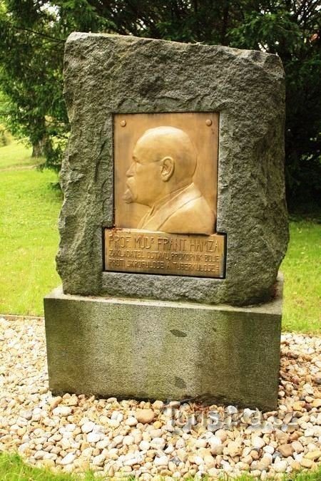 Luže - Hamza emlékműve az arborétumban