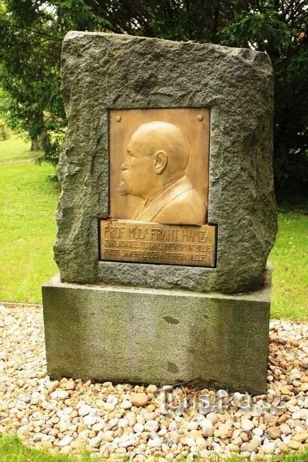 Luže - Hamza's monument in het arboretum