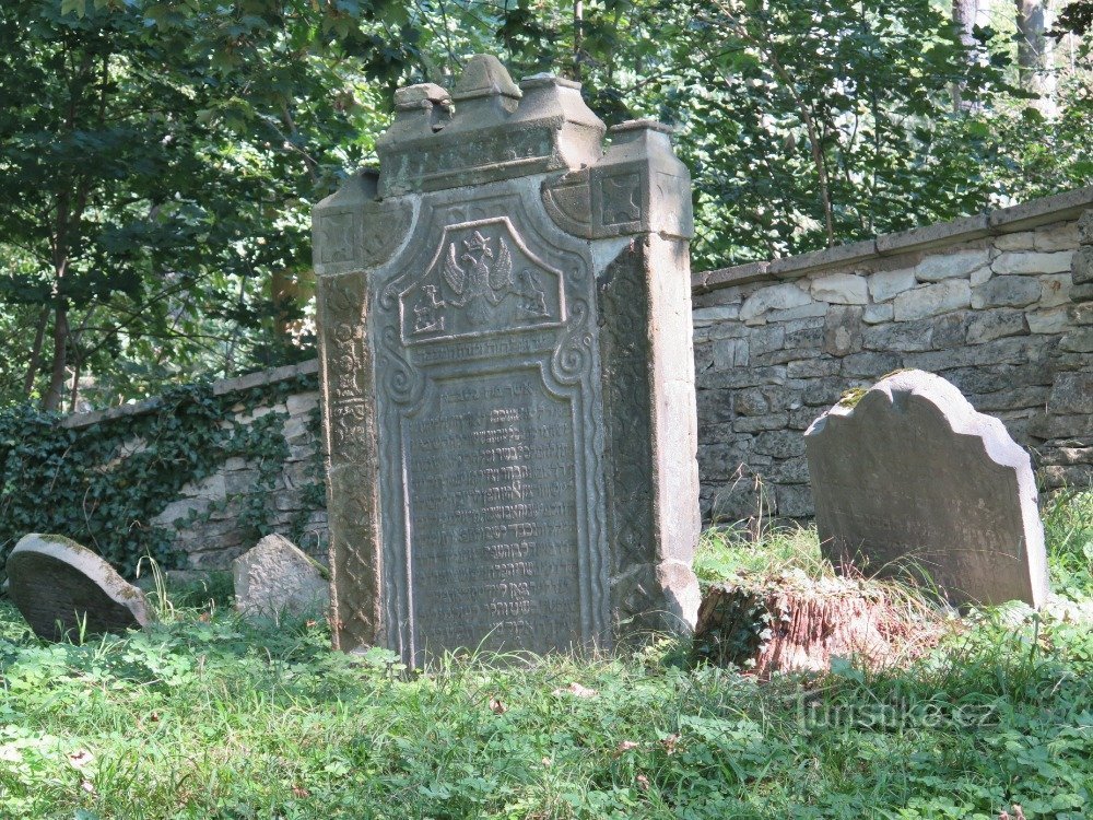 Luže - judisk kyrkogård