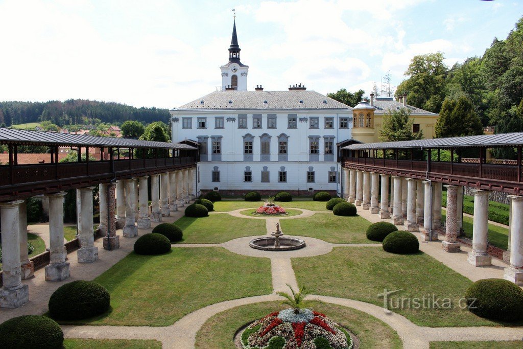 Renard, colonnade et château