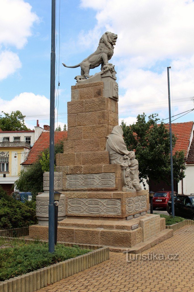 Fuchs, Blick auf das Denkmal von der Seite