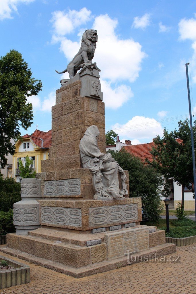 Vulpe, partea din față a monumentului