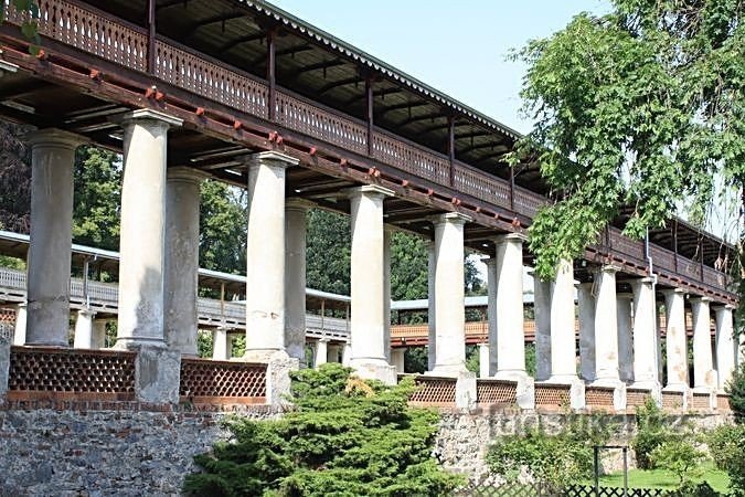 Lysice - colonnade du château couvert 2004