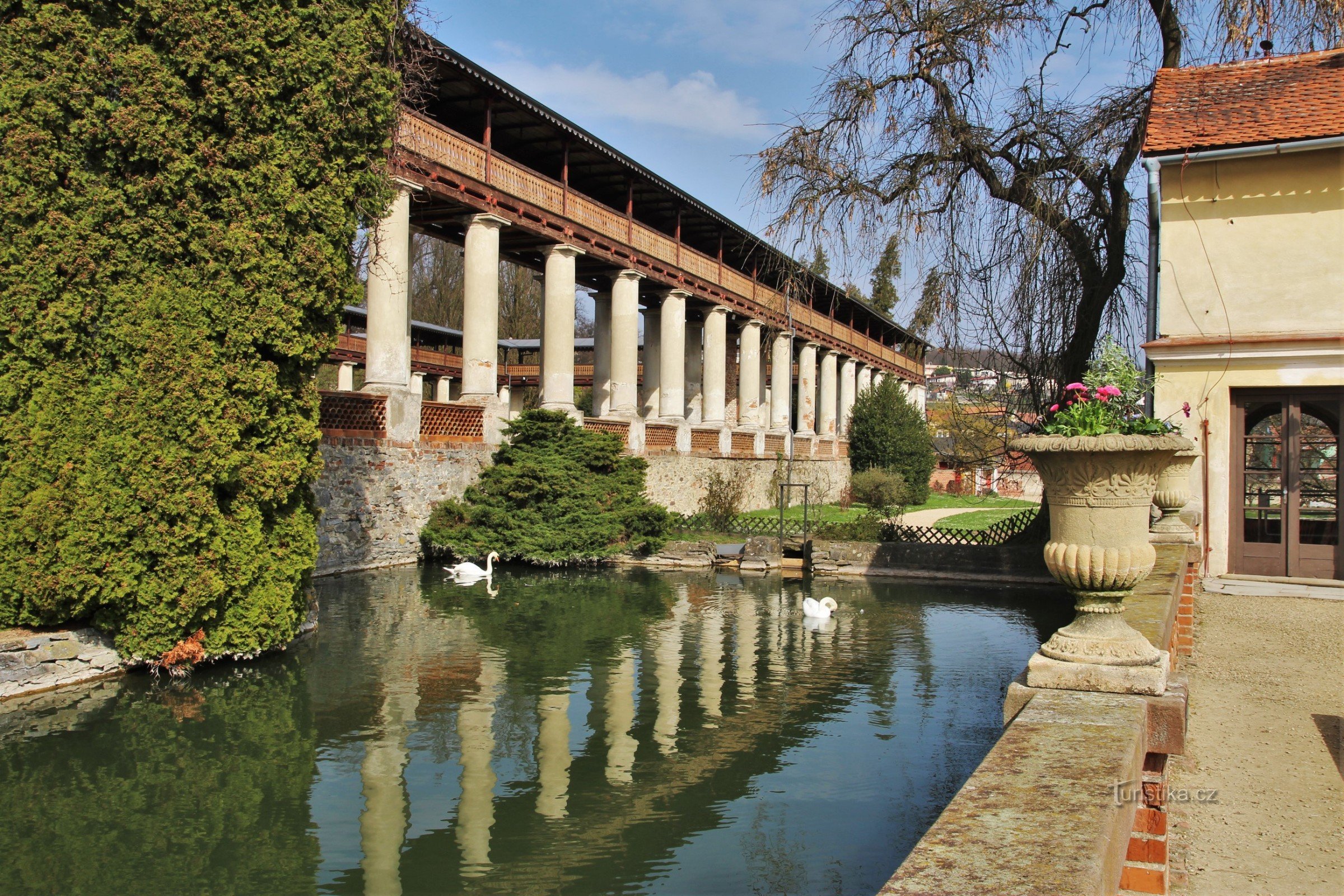 Lysice - colonnade du château couvert 2014