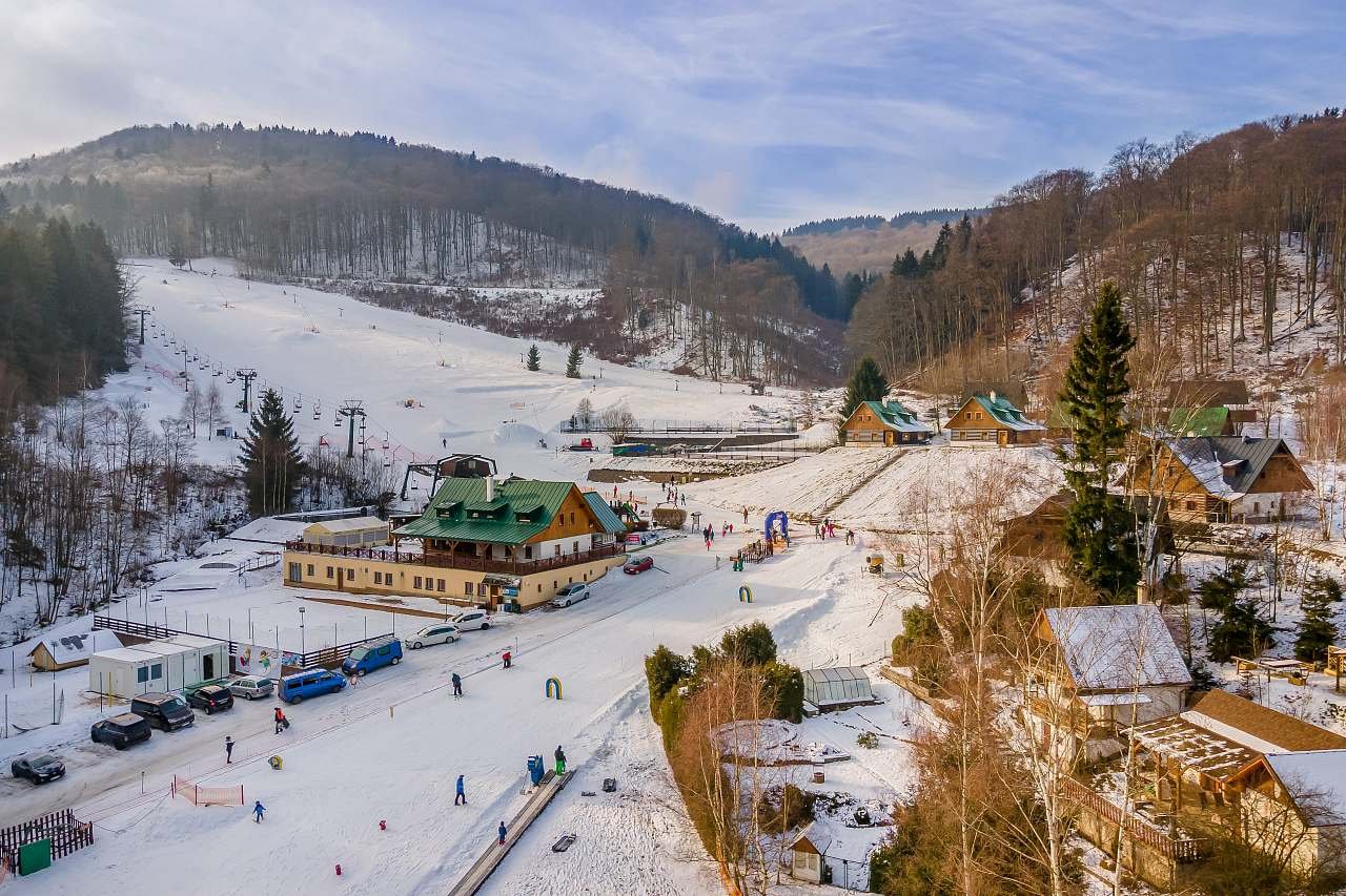 Lyžařský areál je přímo nad apartmány